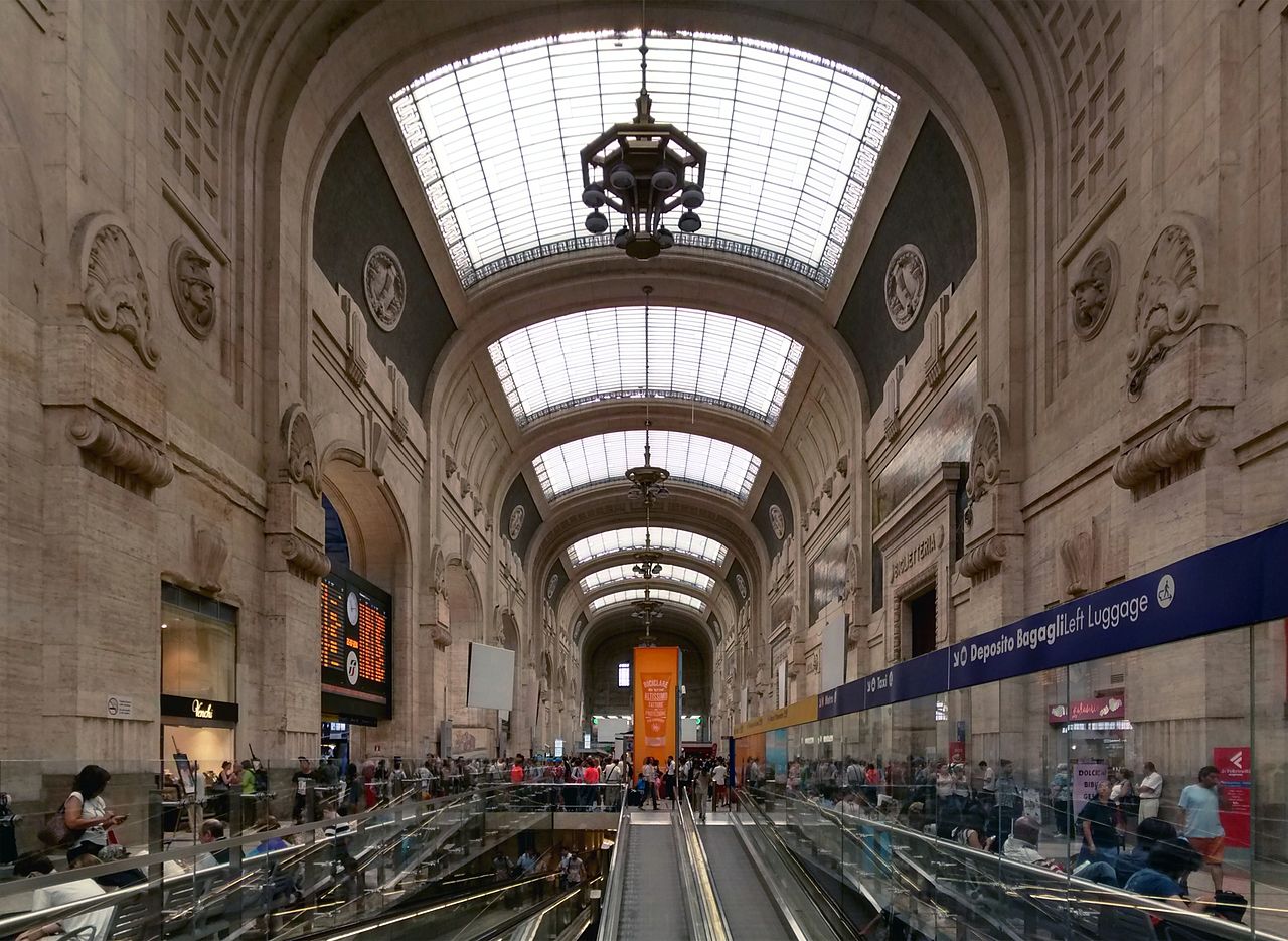 1280px-Stazione-Milano-Centrale-Arrival-Hall-07-2014.jpg