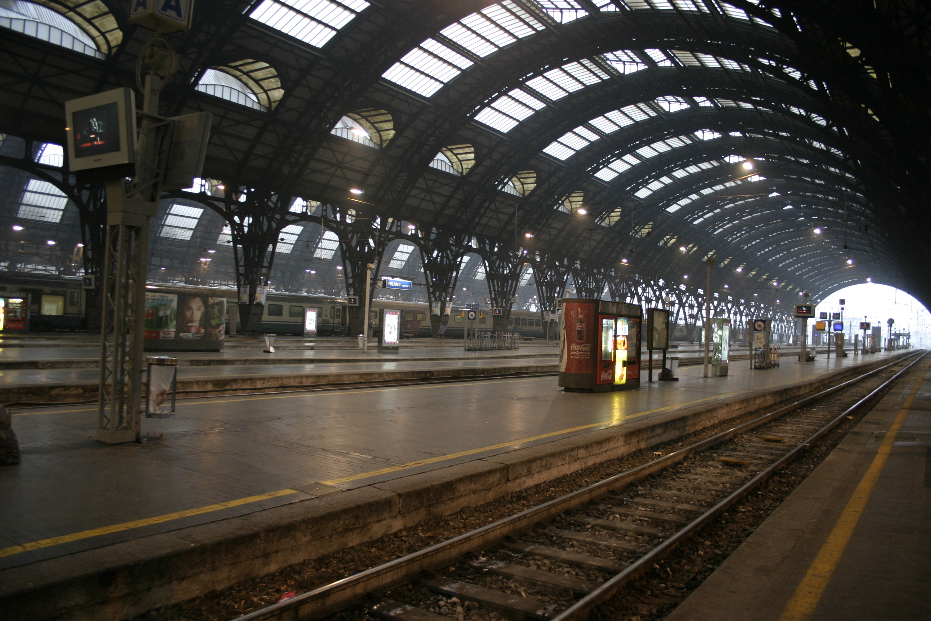 IMG_3037_Binari_Stazione_centrale_di_Milano_-_Foto_Giovanni_Dall%27Orto_1-1-2007.jpg